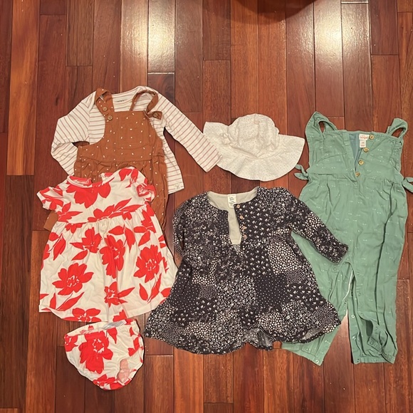 A lot of Girls clothes 12-18M. - Picture 1 of 3
